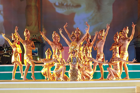 Nha Trang – Khánh Hòa đã “tiếp đãi” bạn bè quốc tế với những tiết mục đậm bản sắc văn hóa truyền thống. Đó là màn múa Chăm gợi nhớ đến huyền thoại về  Bà mẹ xứ sở  Thiên Y A Na.