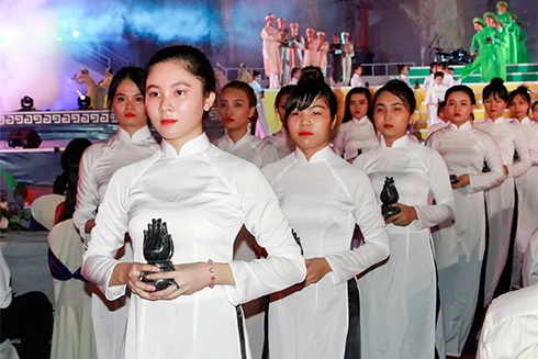 Nha Trang – Khánh Hòa là xứ Trầm Hương. Màn múa Dâng trầm hương với 100 thiếu nữ thướt tha trong tà áo dài trắng tinh khôi mang theo các lư trầm tỏa xuống khán đàn là một ý tưởng mới của khán giả.