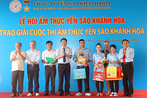 Lãnh đạo tỉnh và Công ty trao giải nhất cho đội hệ thống Nhà hàng Yến sào Khánh Hòa tại TP. Hồ Chí Minh.