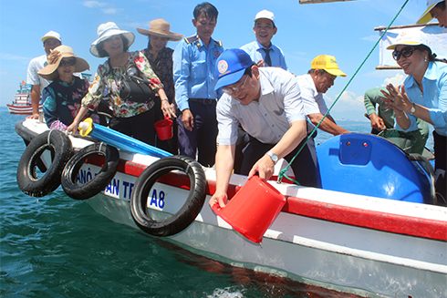 Ông Nguyễn Duy Bắc cùng các đại biểu thả cá tái tạo nguồn lợi thủy sản.