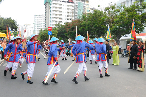 “Bá trạo” team performing on street.