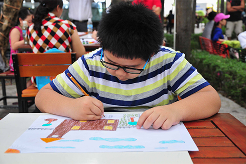  Một em nhỏ vẽ về Nhà thờ Núi, một địa danh nổi tiếng của TP. Nha Trang