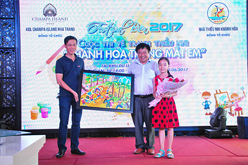 Khanh Hoa Children’s House presenting gifts to representative of Champa Island Nha Trang, contest’s sponsor.