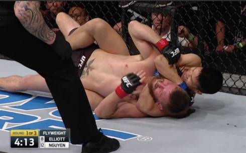 Ben Nguyễn dùng chiêu khóa cổ để hạ gục Elliot. (Ảnh: UFC)