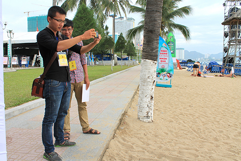 Một đội làm phim quay cảnh bờ biển Nha Trang