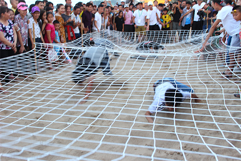 Người dân tham gia trò chơi tại lễ hội. 