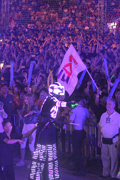 Vũ công vào vai robot mang trang phục phát sáng cổ vũ đêm nhạc EDM