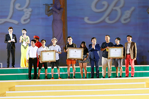 Prizes are presented to winners of film-making contest “Breath of the Sea”.