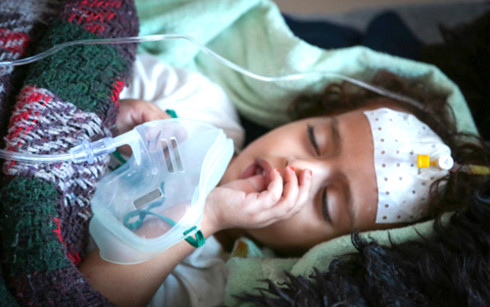 Bé Sameera, một bệnh nhi bị tả ở Yemen, đang vật lộn để giành lại mạng sống trong một trung tâm cứu chữa của Save the Children. Ảnh: Save the Children.