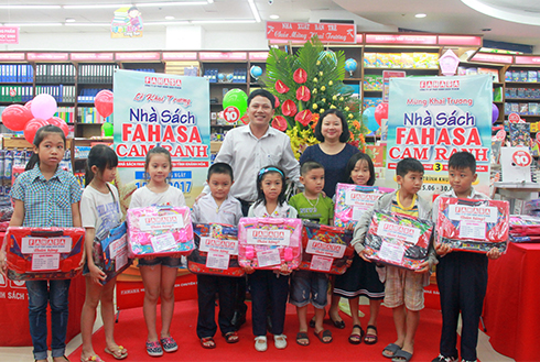 Lãnh đạo TP. Cam Ranh và công ty FAHASA tặng quà cho các em học sinh nghèo vượt khó