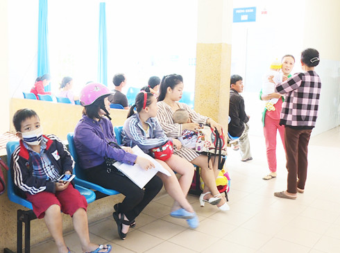 Bệnh nhân chờ khám tại Bệnh viện Đa khoa tỉnh