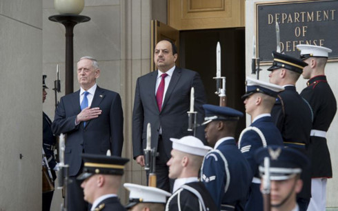 Bộ trưởng Quốc phòng Mỹ Jim Mattis (trái) và Bộ trưởng Quốc phòng Qatar Khalid al-Attiyah. (Ảnh: Bộ Quốc phòng Mỹ)