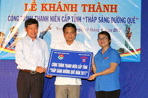 Lãnh đạo Tỉnh đoàn tặng biểu trưng công trình thanh niên cho đại diện xã Ninh Hưng.
