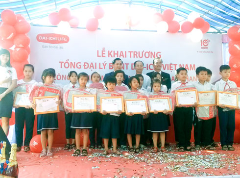 Trao học bổng cho các em học sinh ở Diên Khánh.