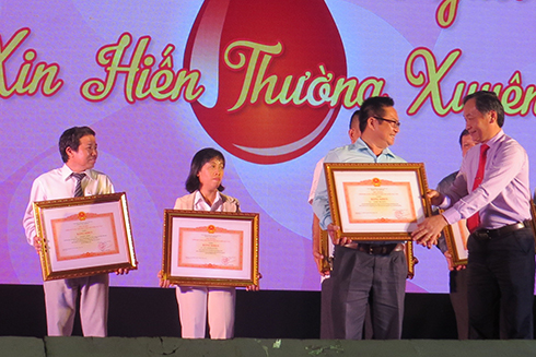 Thừa ủy nhiệm của Thủ tướng Chính phủ ông Nguyễn Đắc Tài trao bằng khen cho các cá nhân và gia đình tiêu biểu 