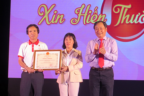 Ông Nguyễn Đắc Tài trao bằng khen của Bộ Y tế cho Ban chỉ đạo Vận động hiến máu tình nguyện tỉnh