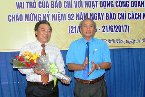 Đại diện Liên đoàn Lao động tỉnh tặng hoa cho chúc mừng Hội Nhà báo tỉnh nhân kỷ niệm 92 năm Ngày báo chí cách mạng Việt Nam.