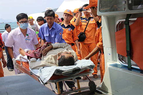  Lực lượng chức năng đưa ngư dân Thành tới cơ sở y tế để chữa trị.