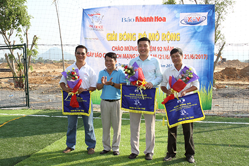  Đồng chí Trần Duy Hưng, Tổng biên tập báo tặng cờ lưu niệm cho các nhà tài trợ.