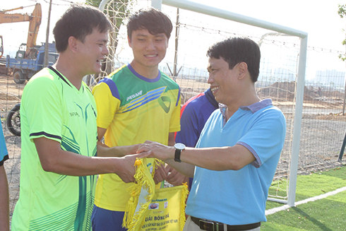 Ông Trần Duy Hưng tặng cờ cho các đội bóng tham gia giải.