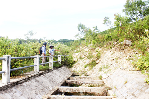 Điểm sạt lở núi Hòn Nhọn đã làm hư hỏng hệ thống mương thoát nước chính của Khu tái định cư Vĩnh Yên