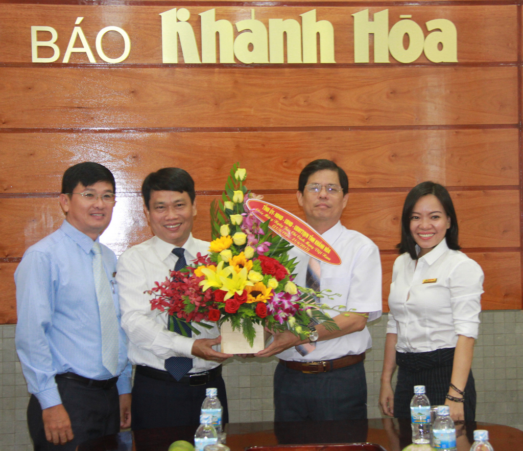 Ông Nguyễn Tấn Tuân tặng hoa chúc mừng Báo Khánh Hòa 