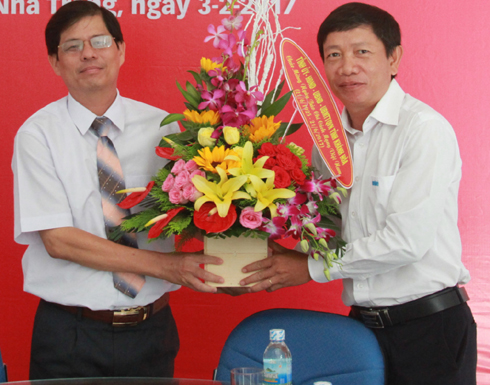 Ông Nguyễn Tấn Tuân tặng hoa chúc mừng Văn phòng đại diện Báo Tuổi trẻ.