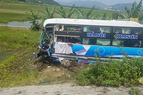 Sau khi tông vào xe tải chở đá chẻ, xe khách biển số Ninh Bình lao thẳng xuống vực sâu.