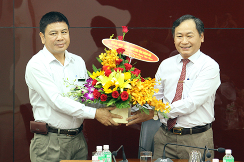 Ông Nguyễn Đắc Tài tặng hoa chúc mừng lãnh đạo Đài Phát thanh – Truyền hình Khánh Hòa. 