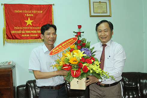 Ông Nguyễn Đắc Tài tặng hoa chúc mừng lãnh đạo Cơ quan thường trú Thông tấn xã Việt Nam tại Khánh Hòa. 