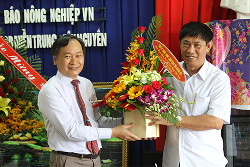 Ông Nguyễn Đắc Tài tặng hoa chúc mừng lãnh đạo Văn phòng đại diện Báo Nông Nghiệp Việt Nam khu vực miền Trung – Tây Nguyên.