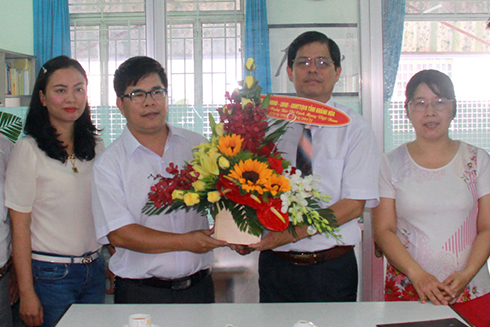 Ông Nguyễn Tấn Tuấn tặng hoa chúc mừng Cơ quan đại diện Báo Thiếu niên tiền phong .