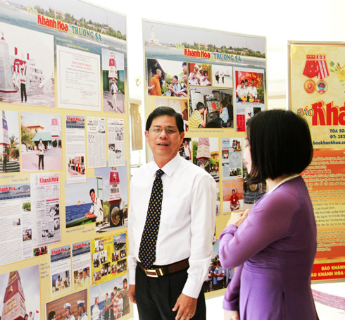 Đồng chí Nguyễn Tấn Tuân xem triển lãm Phóng viên Báo Khánh Hòa với Trường Sa