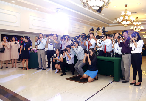 Các nhà báo tác nghiệp tại Hội thảo báo Đảng khu vực miền Trung và Tây Nguyên lần thứ 7 (vòng IV) do Báo Khánh Hòa đăng cai tổ chức