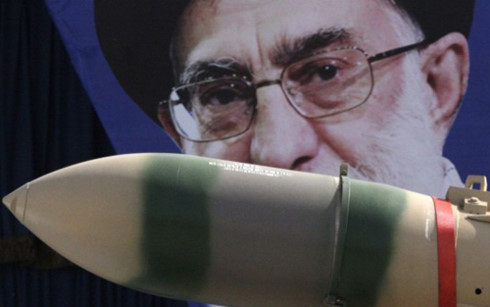 Tên lửa Yaser của Iran trưng bày trước bức hình lãnh tụ tinh thần tối cao Khamenei. Ảnh: AP.