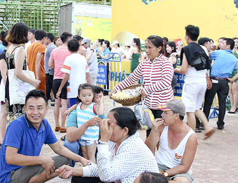 Người bán hàng rong chèo kéo khách du lịch trong dịp Festival Biển Nha Trang vừa qua