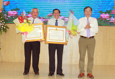 Thừa ủy nhiệm của Chủ tịch nước, ông Nguyễn Đắc Tài trao thưởng cho nhạc sĩ Hình Phước Long và nhà biên kịch Nguyễn Sĩ Chức