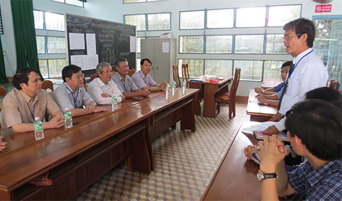  Đoàn nghe báo cáo tình hình thi tại điểm thi Nguyễn Văn Trỗi