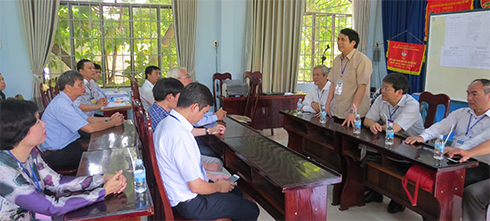 Thứ trưởng Phạm Mạnh Hùng (đứng) trao đổi với các thành viên của Hội đồng thi tại điểm thi THCS Thái Nguyên
