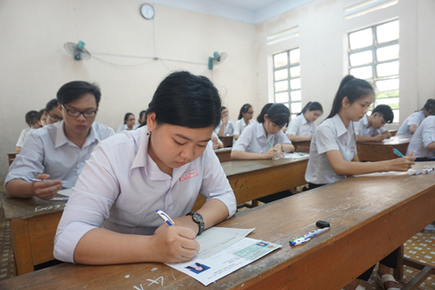 Thí sinh thi Ngữ văn tại điểm thi Trường THPT chuyên Lê Quý Đôn.