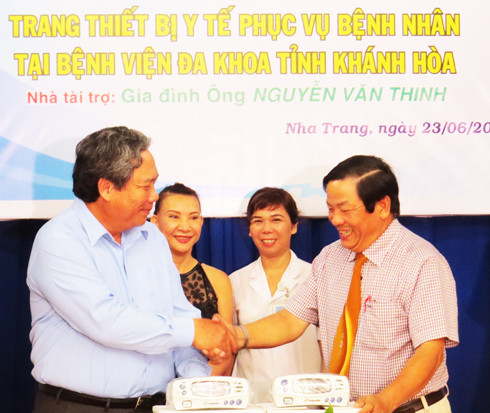 Gia đình ông Thinh trao tặng 2 máy Monitor cho lãnh đạo Bệnh viện Đa khoa tỉnh