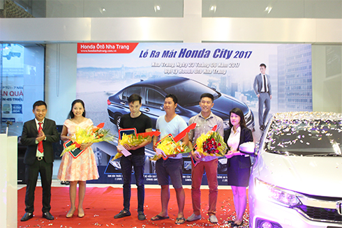 Đại diện Honda Ô tô Nha Trang tặng quà cho các khách hàng ký hợp đồng mua xe tại lễ ra mắt.