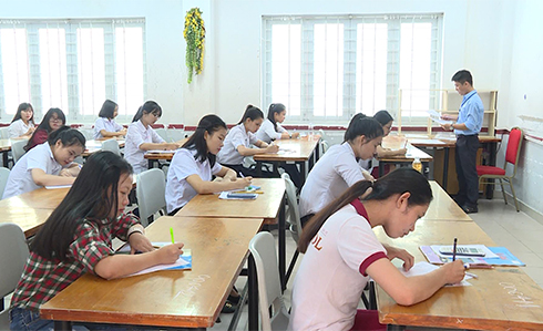 Các thí sinh điền thông tin vào giấy thi tại điểm thi iSchool Nha Trang
