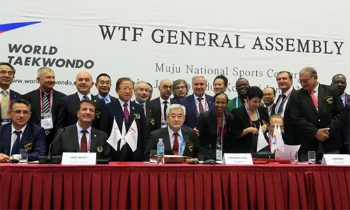 Ban chấp hành Liên đoàn Taekwondo Thế giới trong thời khắc công bố quyết định đổi tên thành World Taekwondo.