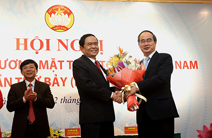 Ông Nguyễn Thiện Nhân (bìa phải) tặng hoa chúc mừng ông Trần Thanh Mẫn