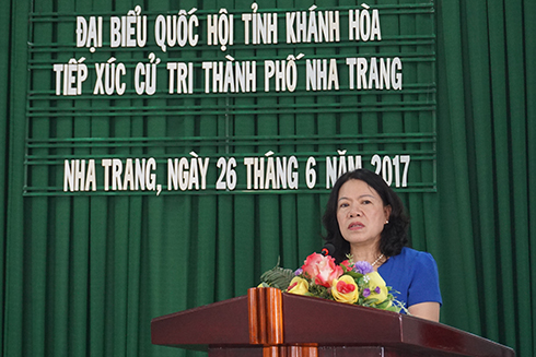 Đại biểu Nguyễn Thị Xuân Thu báo cáo kết quả kỳ họp thứ 3.
