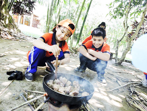 Trẻ học nấu ăn trong hoạt động kỹ năng sinh tồn  của Trung tâm Tâm Việt Nha Trang
