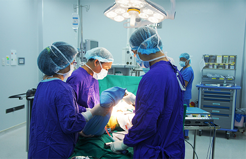 BS Nguyễn Minh Sơn phẫu thuật cho anh Nguyễn Văn Trung trong phòng mổ của bệnh viện ĐKQT Vinmec Nha Trang với hệ thống khí sạch áp lực dương đảm bảo vô trùng tuyệt đối