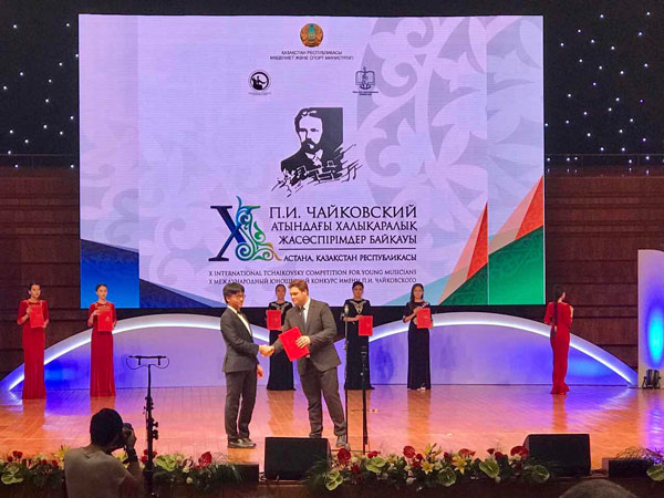 Trần Lê Quang Tiến nhận giải thưởng của Ban Tổ chức.