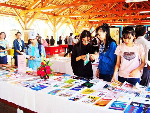 Học sinh, sinh viên tham gia ngày hội sách tại Trường Đại học Nha Trang